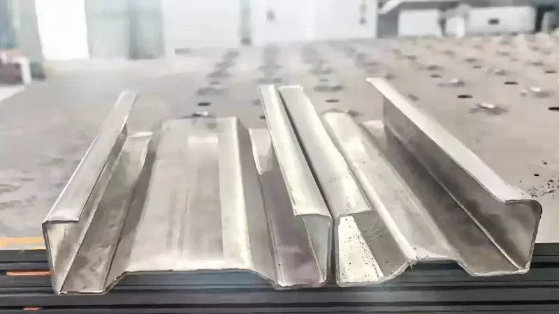 عينات من المقاطع المعدنية المشكلة